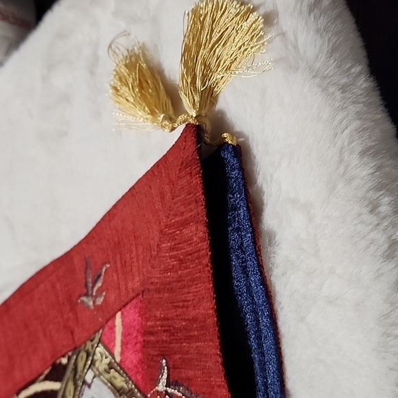 REVERSIBLE TABLE RUNNER WITH GOLD TASSELS - Picture 4 of 7